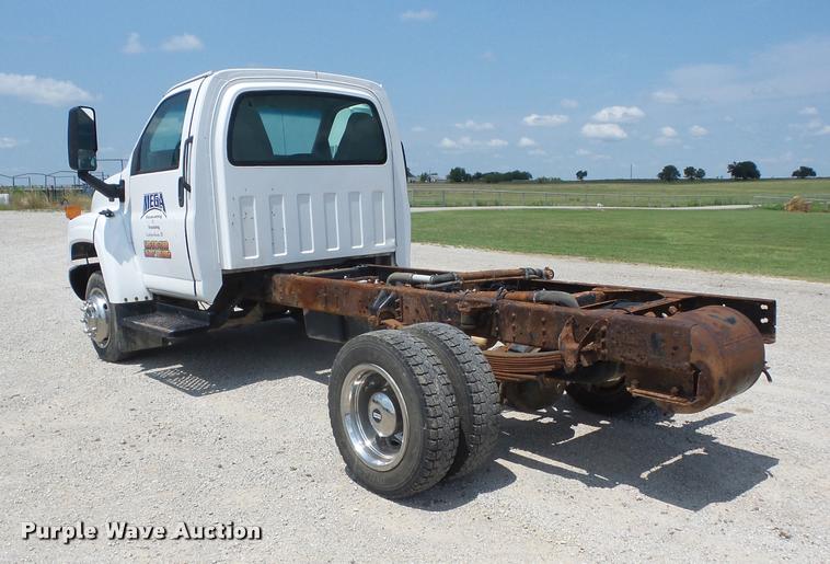 image for item K6447 2004 GMC C5500 truck cab and chassis