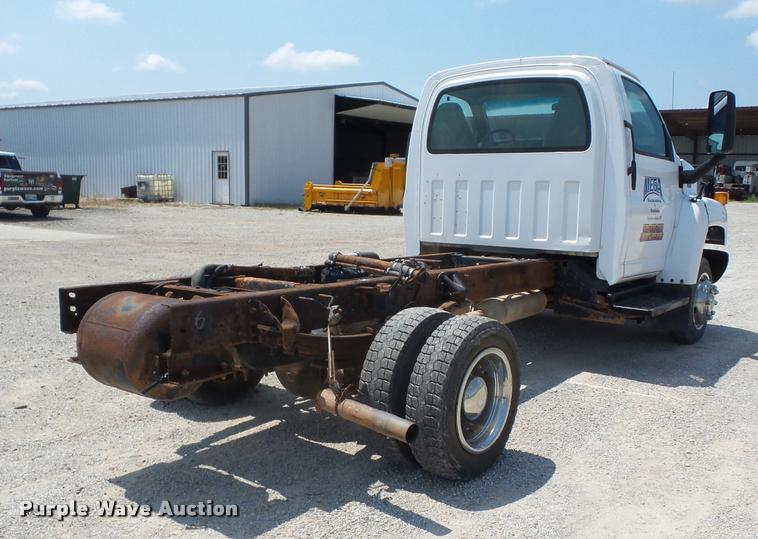 image for item K6447 2004 GMC C5500 truck cab and chassis