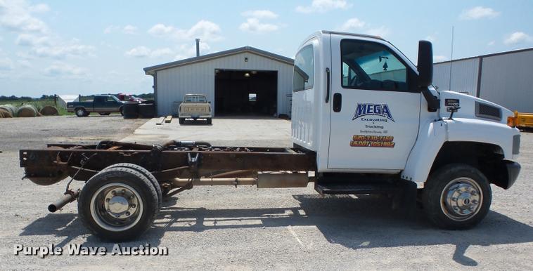 image for item K6447 2004 GMC C5500 truck cab and chassis