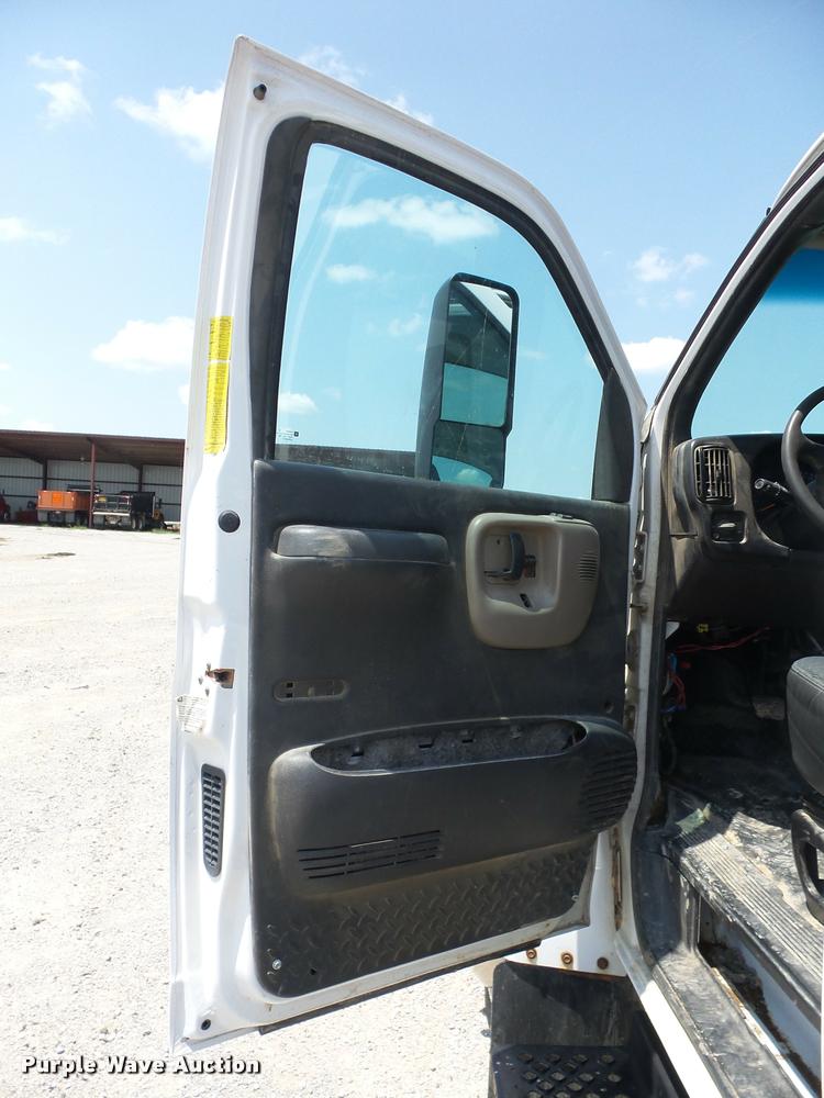 image for item K6447 2004 GMC C5500 truck cab and chassis