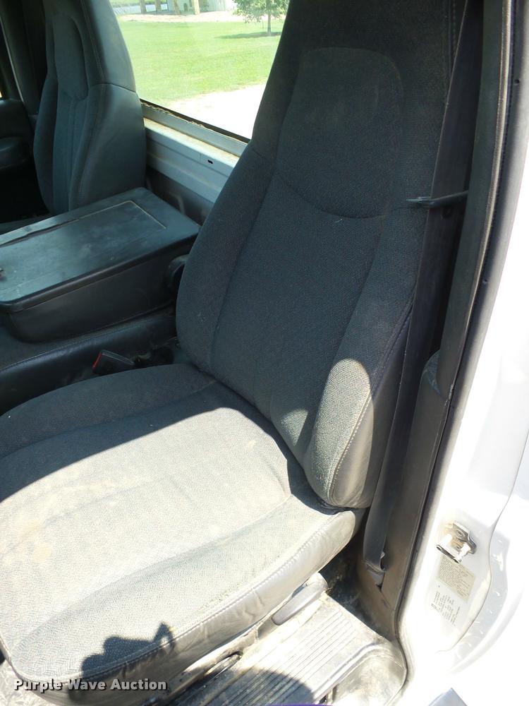 image for item K6447 2004 GMC C5500 truck cab and chassis