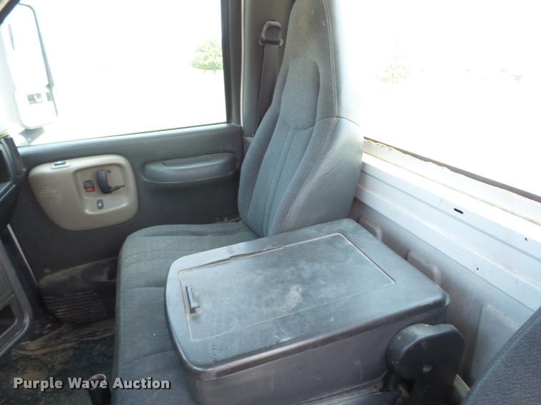 image for item K6447 2004 GMC C5500 truck cab and chassis