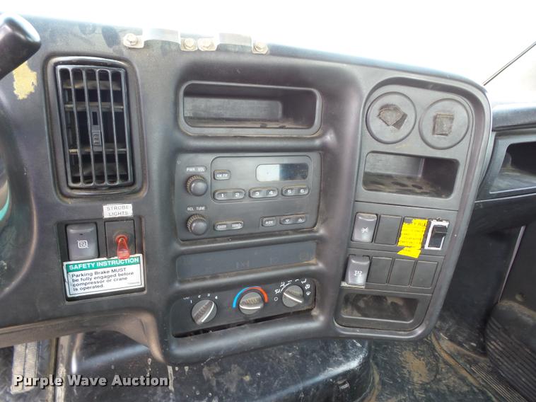 image for item K6447 2004 GMC C5500 truck cab and chassis