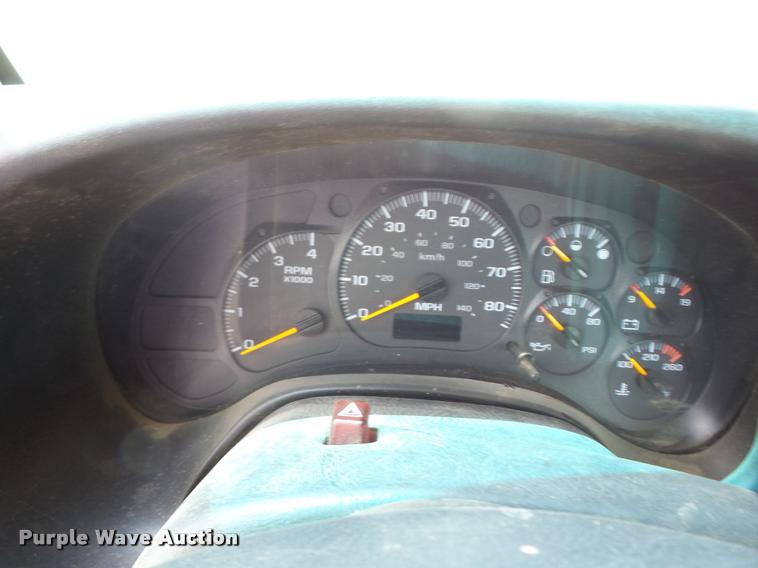 image for item K6447 2004 GMC C5500 truck cab and chassis