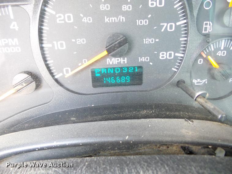 image for item K6447 2004 GMC C5500 truck cab and chassis