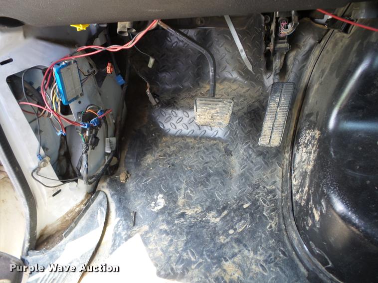 image for item K6447 2004 GMC C5500 truck cab and chassis