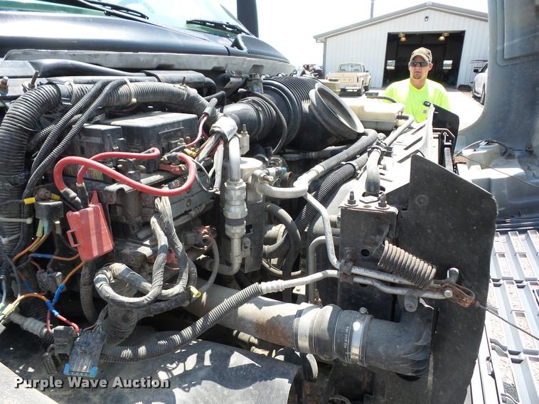 image for item K6447 2004 GMC C5500 truck cab and chassis