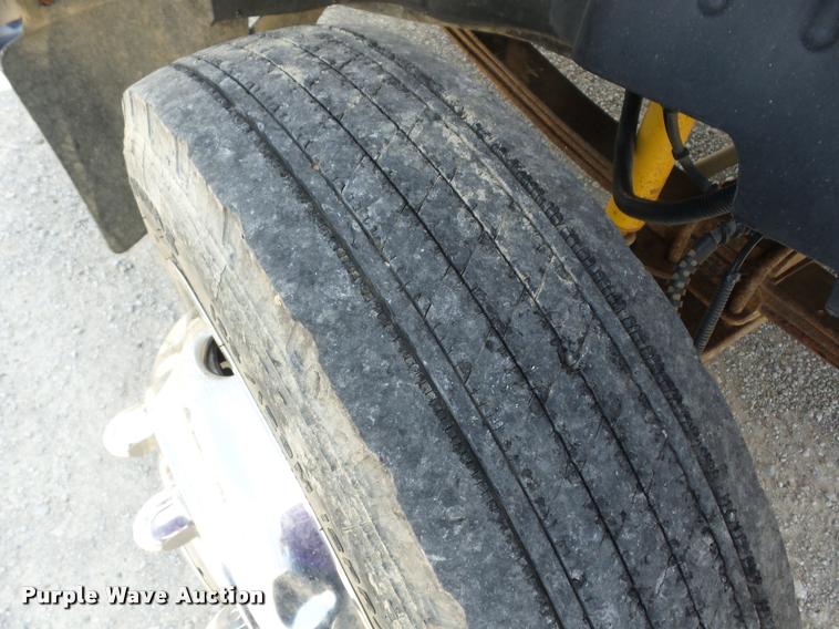 image for item K6447 2004 GMC C5500 truck cab and chassis