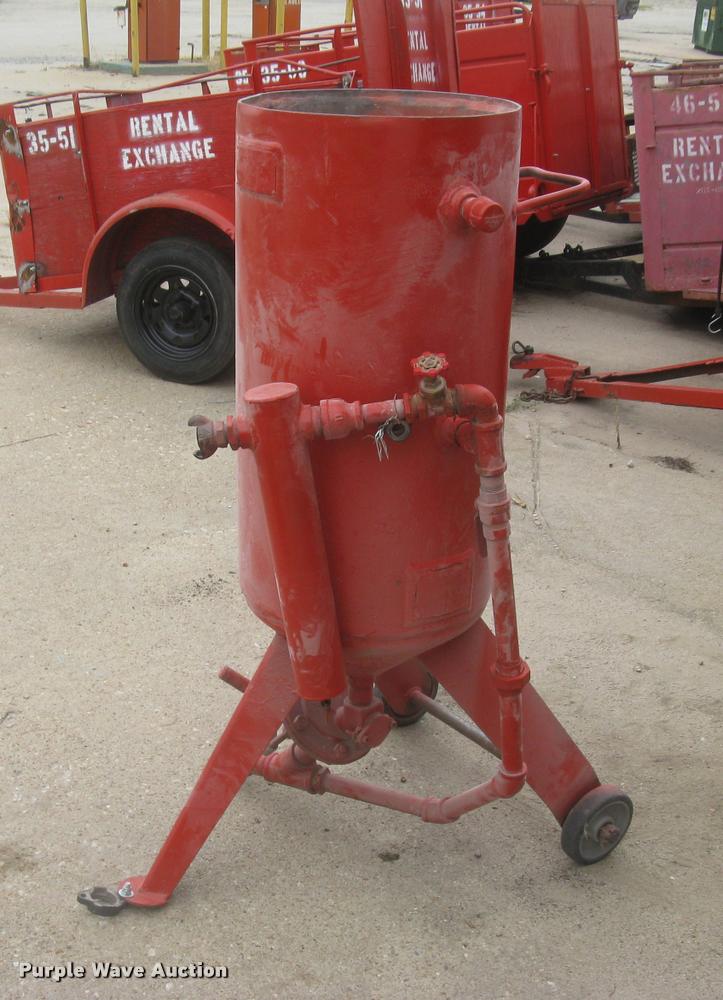 image for item L2273 Clemco SCW1648 sandblast pot