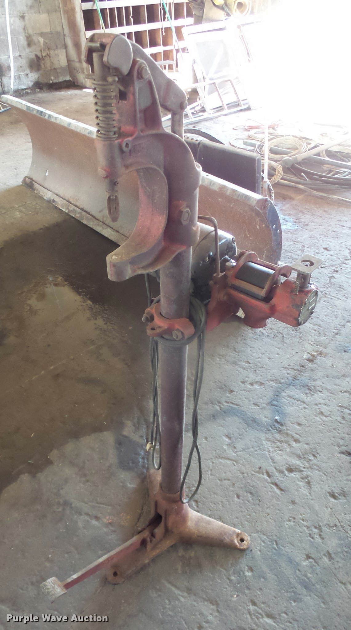 Barrett B100 brake relining and grinding machine in Kansas City, KS