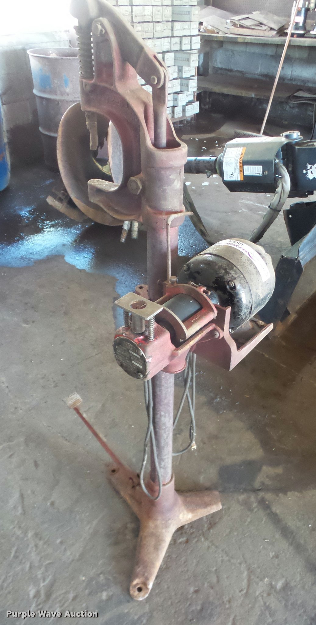 Barrett B100 brake relining and grinding machine in Kansas City, KS