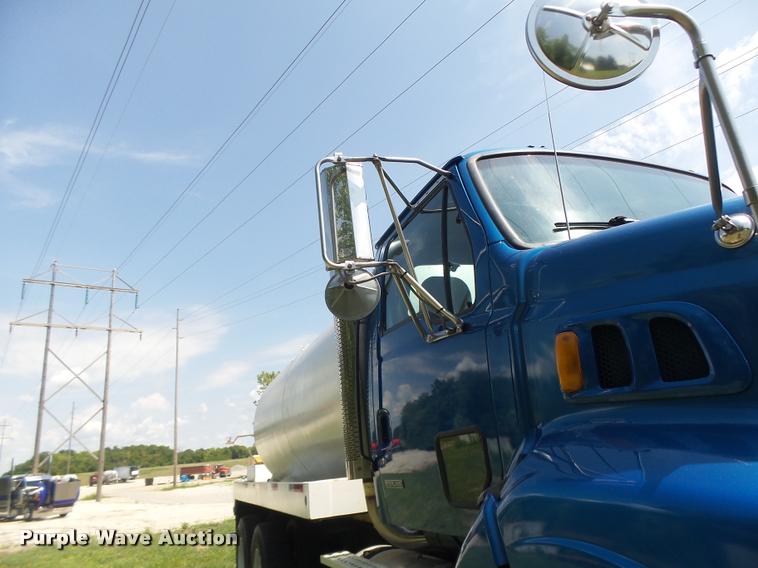 image for item DB5856 2000 Sterling A9500 vacuum truck