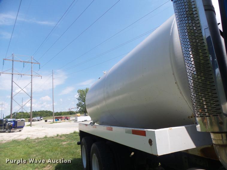 image for item DB5856 2000 Sterling A9500 vacuum truck