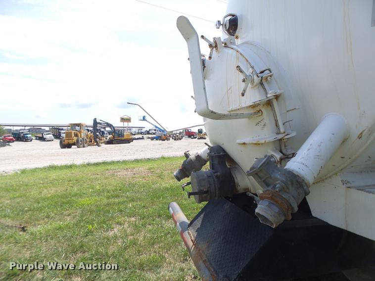 image for item DB5856 2000 Sterling A9500 vacuum truck