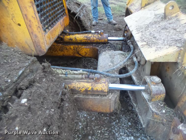 image for item DB5860 1986 John Deere 450E LT dozer