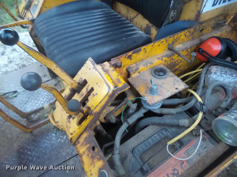 image for item DB5860 1986 John Deere 450E LT dozer