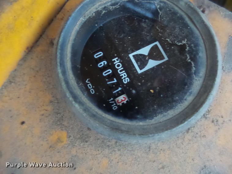 image for item DB5860 1986 John Deere 450E LT dozer