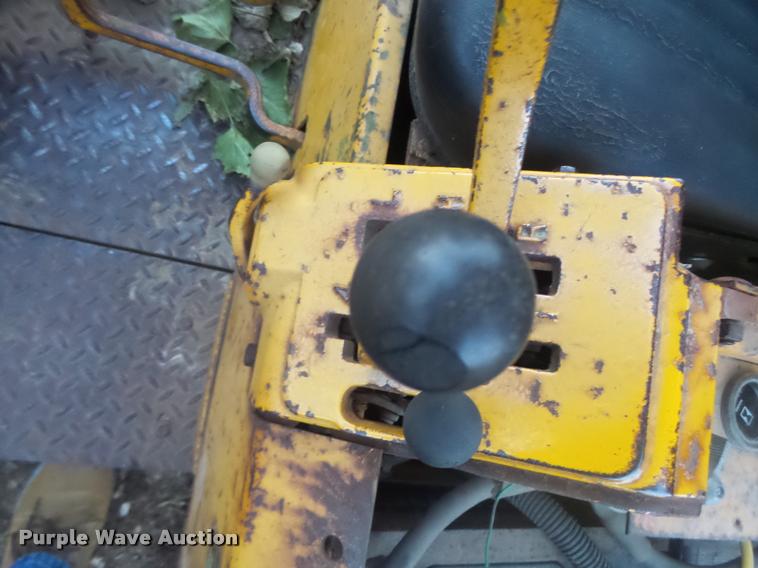 image for item DB5860 1986 John Deere 450E LT dozer