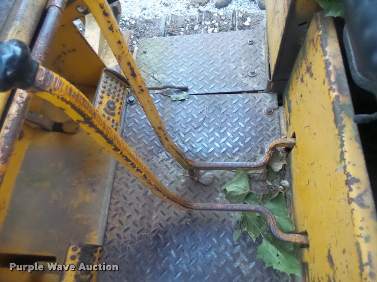 image for item DB5860 1986 John Deere 450E LT dozer