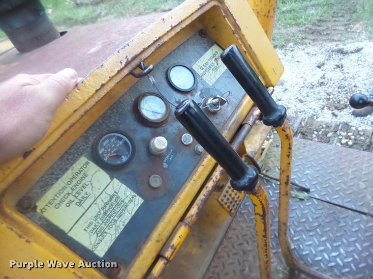 image for item DB5860 1986 John Deere 450E LT dozer