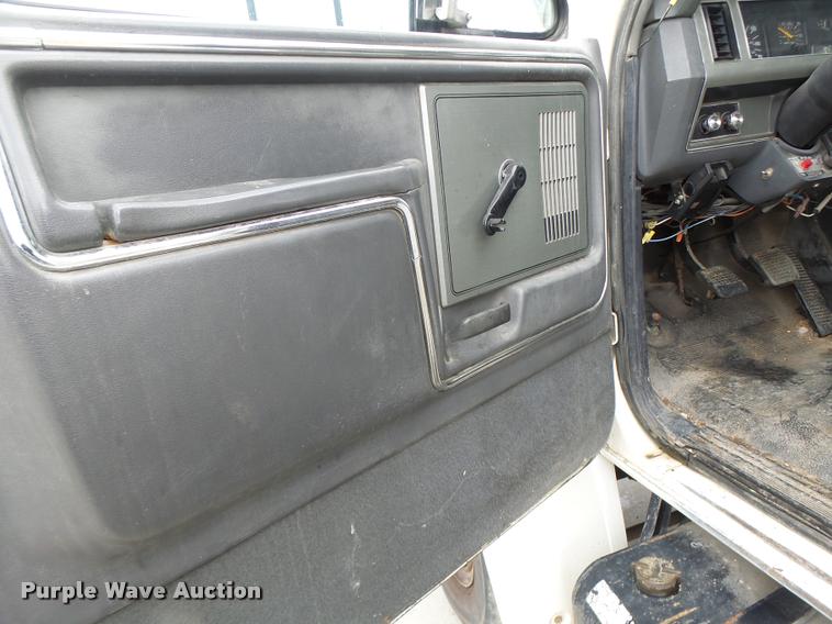 image for item DB5865 1991 Ford F700 bucket truck