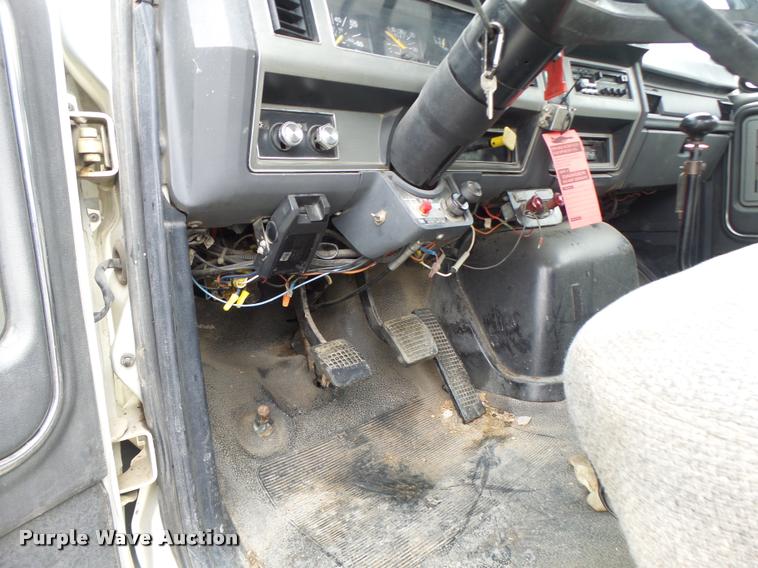 image for item DB5865 1991 Ford F700 bucket truck