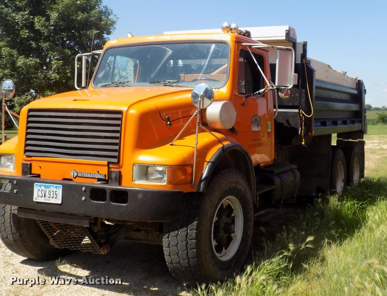 image for item DC4932 1995 International 4900 dump truck