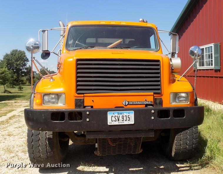 image for item DC4932 1995 International 4900 dump truck