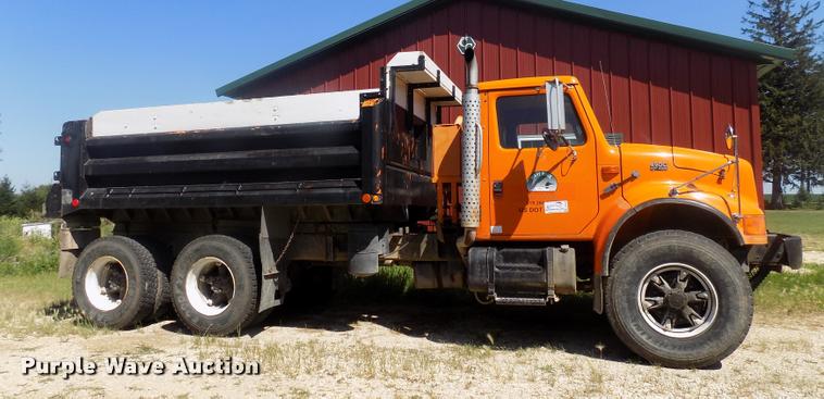 image for item DC4932 1995 International 4900 dump truck