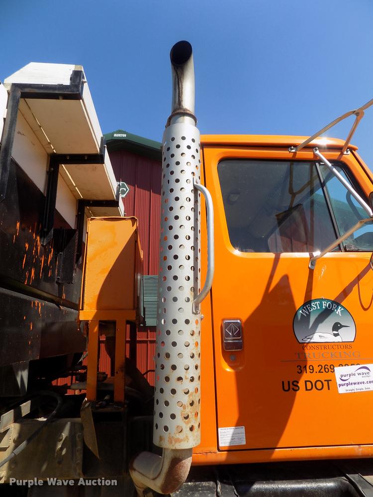 image for item DC4932 1995 International 4900 dump truck