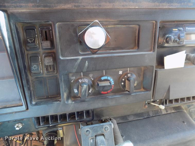 image for item DC4932 1995 International 4900 dump truck