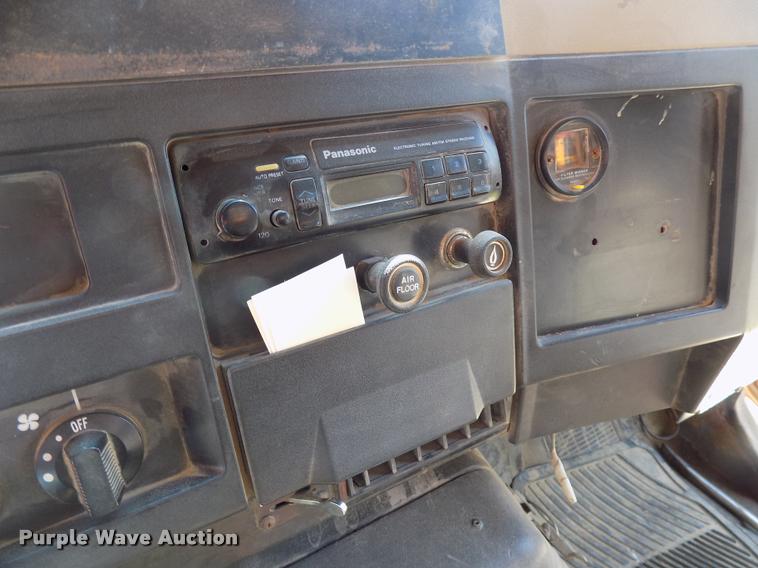 image for item DC4932 1995 International 4900 dump truck