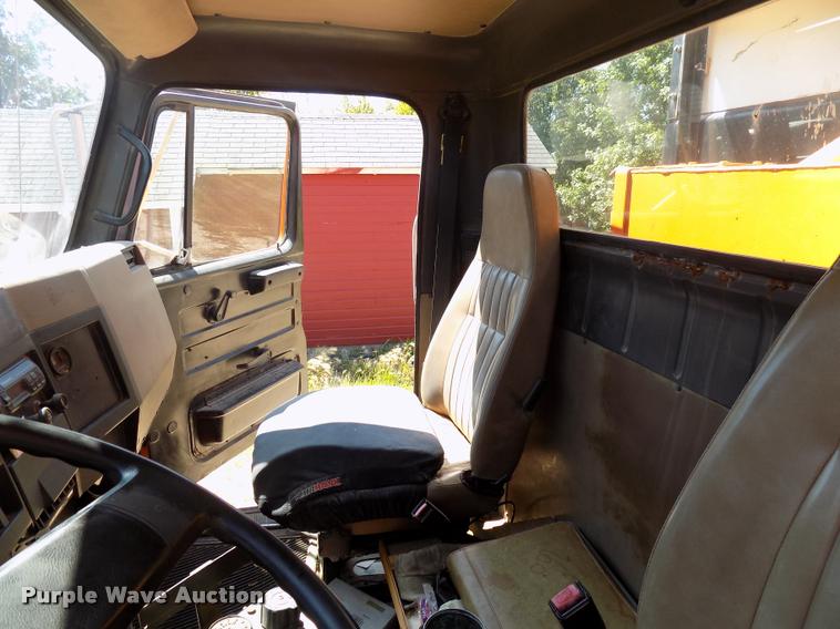 image for item DC4932 1995 International 4900 dump truck