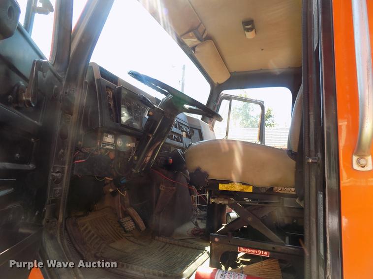 image for item DC4932 1995 International 4900 dump truck