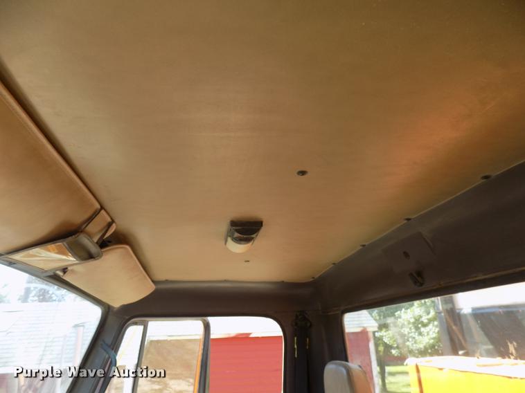 image for item DC4932 1995 International 4900 dump truck