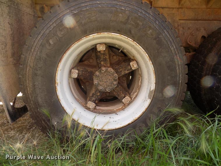 image for item DC4932 1995 International 4900 dump truck