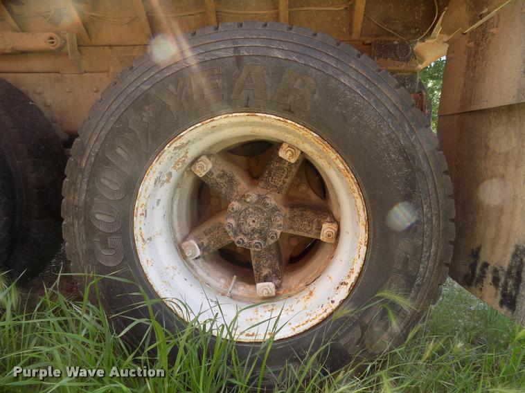 image for item DC4932 1995 International 4900 dump truck