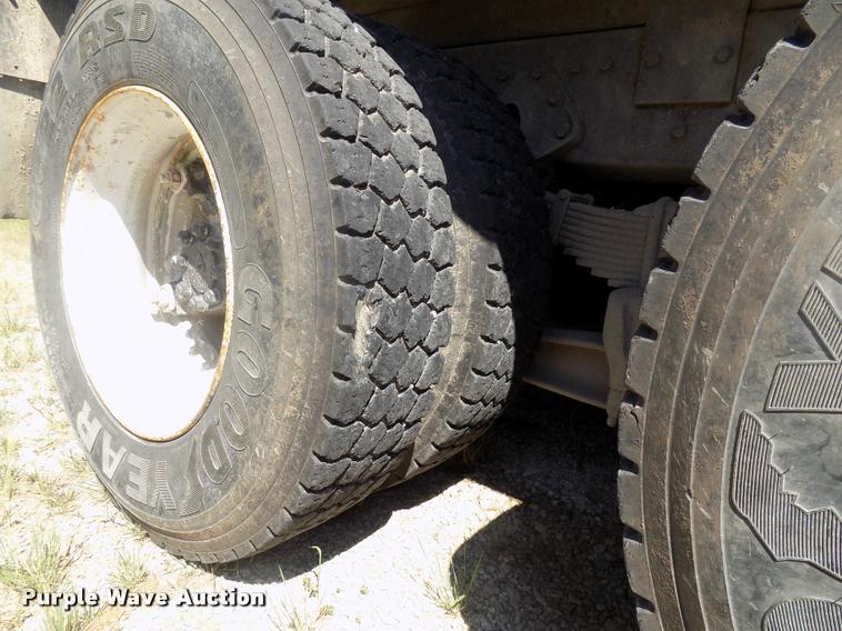 image for item DC4932 1995 International 4900 dump truck