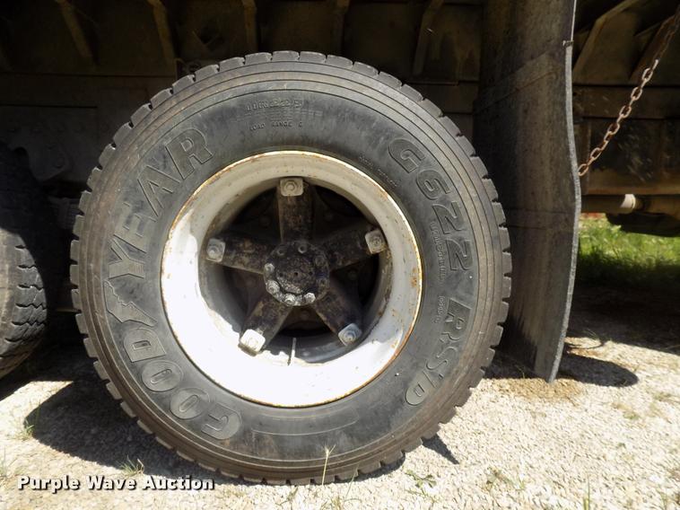 image for item DC4932 1995 International 4900 dump truck