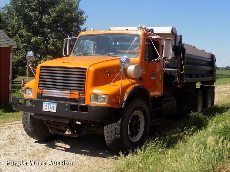 image for item DC4932 1995 International 4900 dump truck