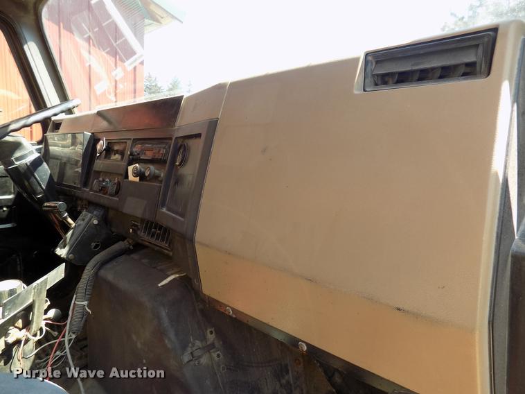 image for item DC4932 1995 International 4900 dump truck