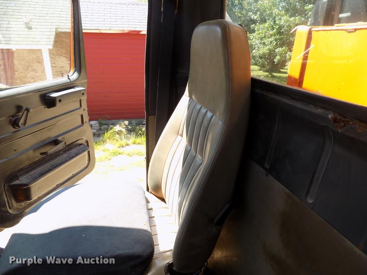 image for item DC4932 1995 International 4900 dump truck