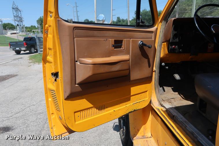 image for item DD1688 1988 GMC TopKick 7000 dump truck