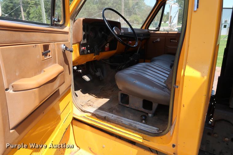 image for item DD1688 1988 GMC TopKick 7000 dump truck