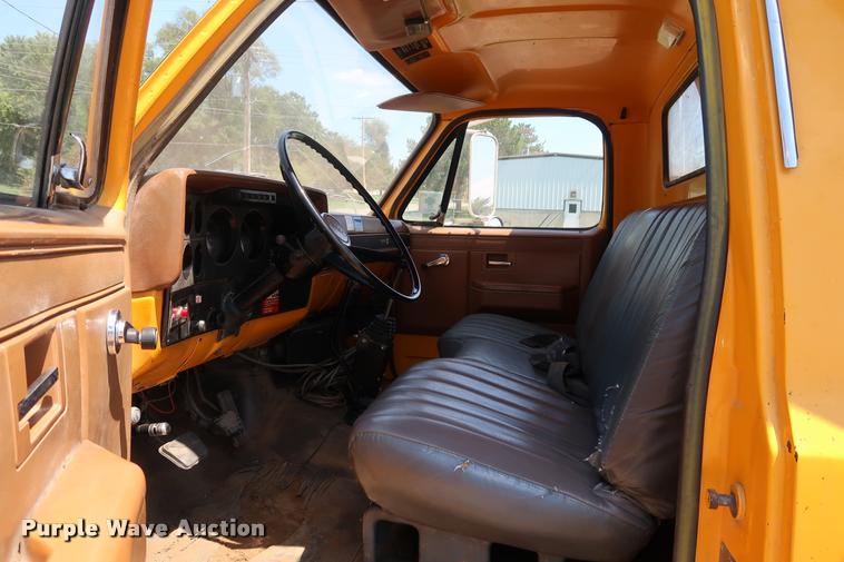 image for item DD1688 1988 GMC TopKick 7000 dump truck