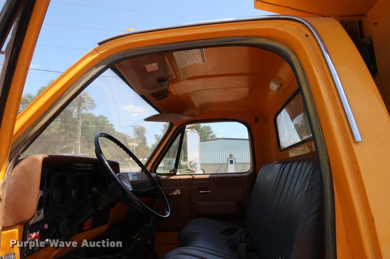 image for item DD1688 1988 GMC TopKick 7000 dump truck