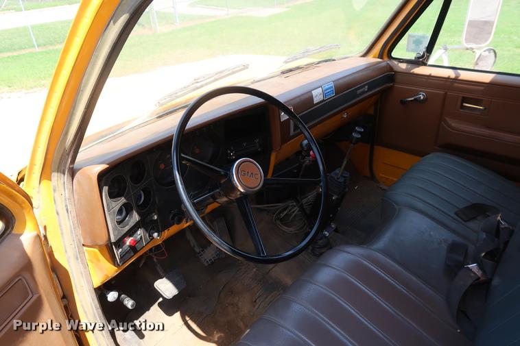 image for item DD1688 1988 GMC TopKick 7000 dump truck