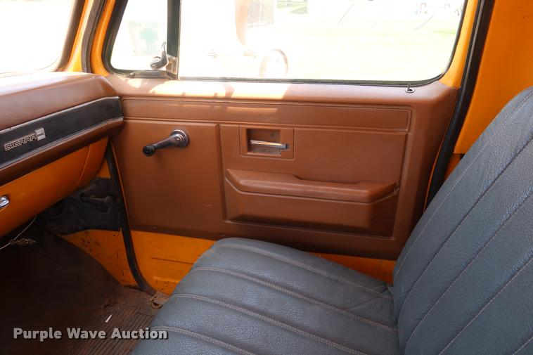 image for item DD1688 1988 GMC TopKick 7000 dump truck