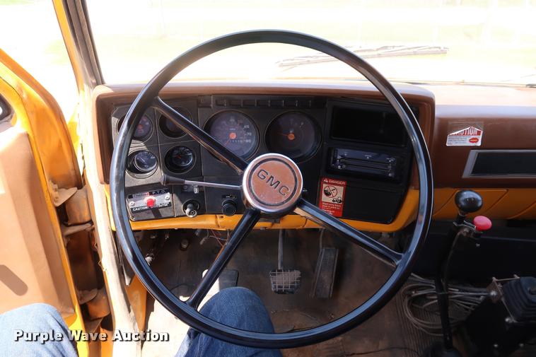 image for item DD1688 1988 GMC TopKick 7000 dump truck