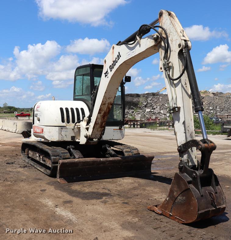 image for item DQ9438 2007 Bobcat 442C compact excavator